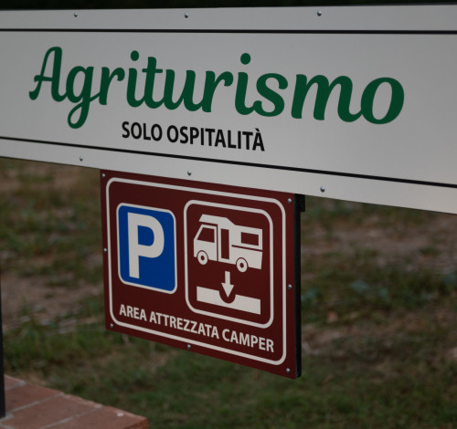 La Cascina Merlanetta offre dieci aree di sosta camper dotate di tutti i servizi